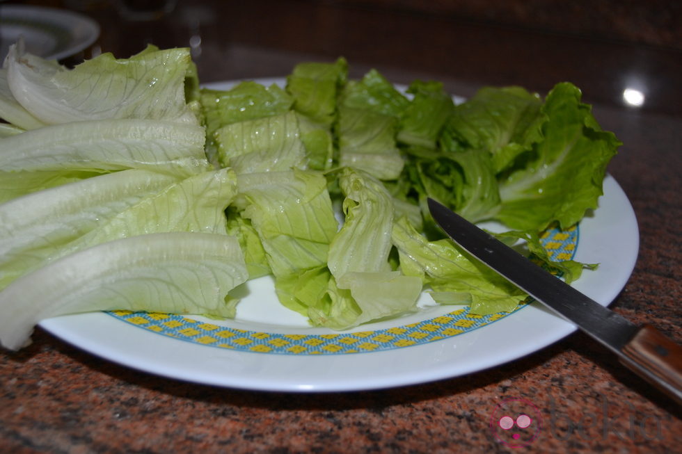 Cortar y aliñar las hojas de lechuga con aceite de oliva, sal y vinagre de manzana