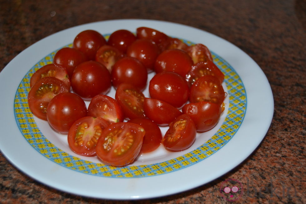 Cortar los tomates cherry por la mitad