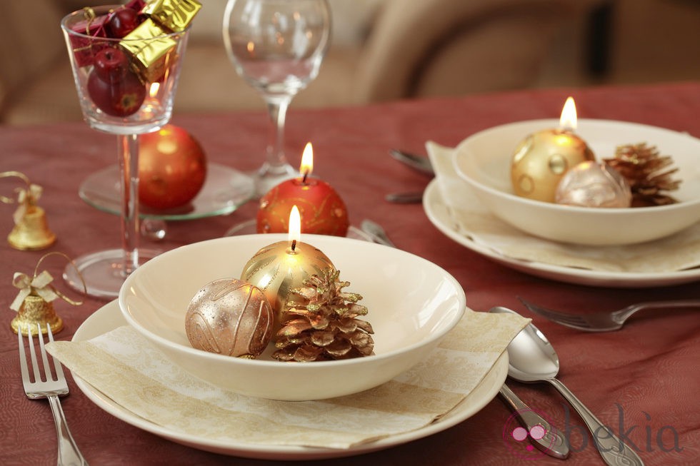 Blanco y rojo parar decorar la mesa de navidad