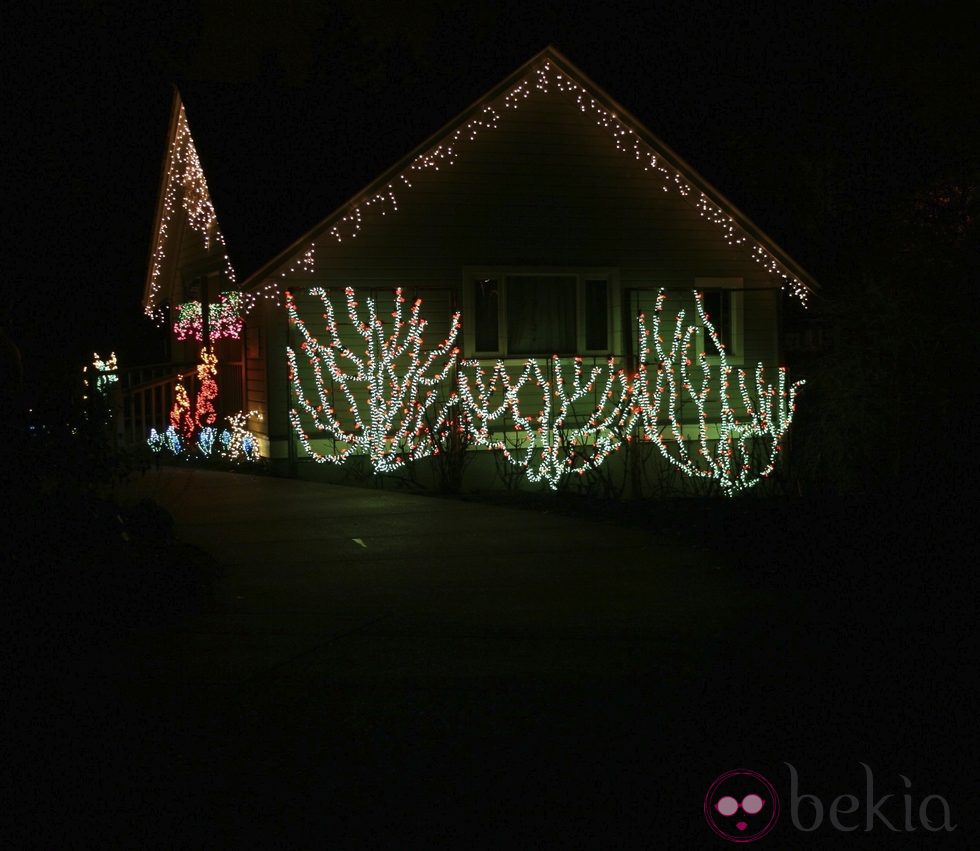 Decoración navideña en el exterior de una casa