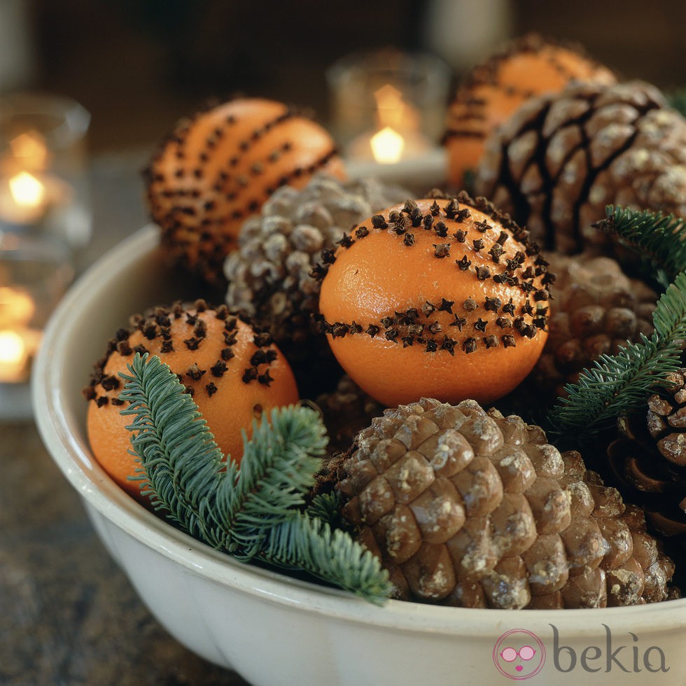 Piñas y adornos frutales para decorar la casa en navidad