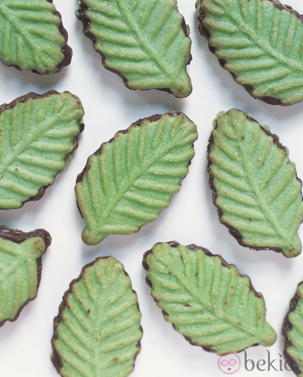 Galletas de mantequilla convertidas en hojas de muérdago