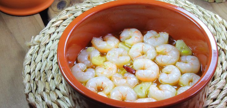 Lo más recomendable es servir las gambas al ajillo en un plato de barro