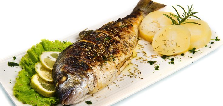 Las patatas asadas son el mejor acompañamiento para los pescados al horno