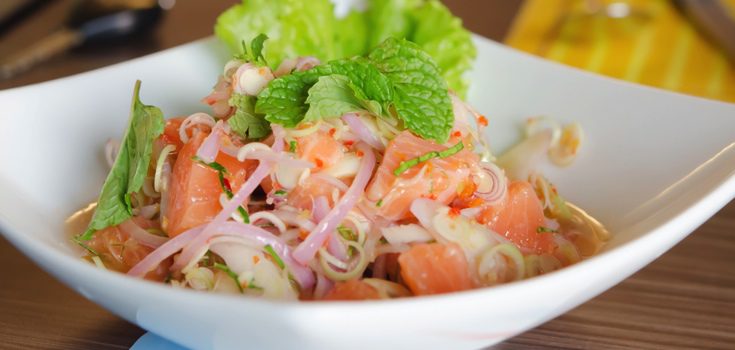 Salmón en escabeche presentado con ensalada