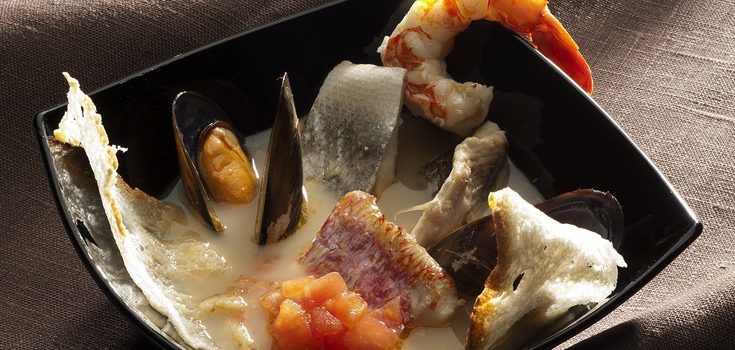 Pequeña ración de bacalao con gambas y mejillones