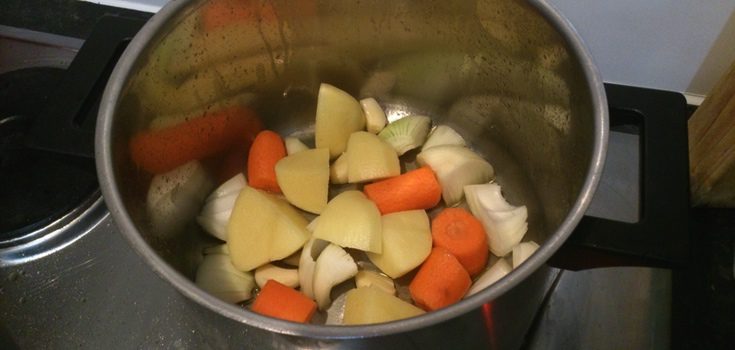 Olla con las verduras para hacer costillas al vino tinto