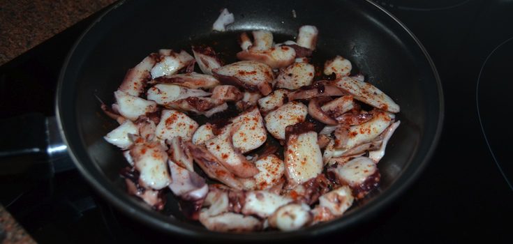 Elimina todo el agua que contenga el pulpo con un poco de aceite en una sartén