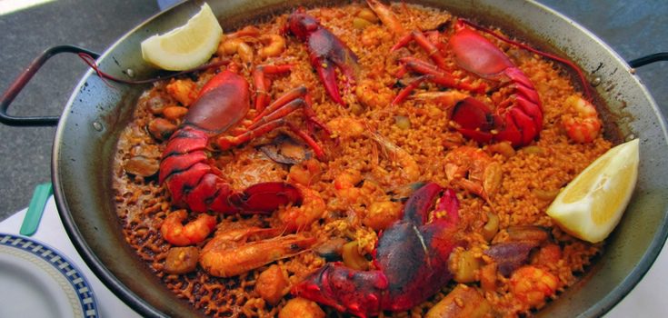 Paella de marisco lista para consumir