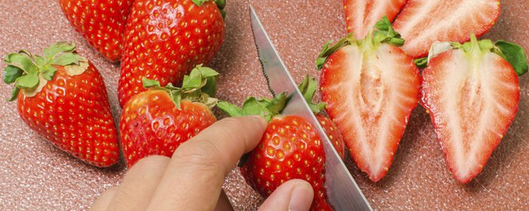 Corta la fruta antes de montar la nata