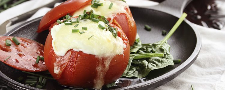 Debes tener cuidado a la hora de incluir la guarnición dentro del tomate porque podría dañar la presentación